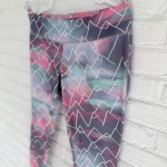 Women's Mossimo Cropped Leggings Size Large Colorful Pastel Mountain Print - Picture 2 of 6